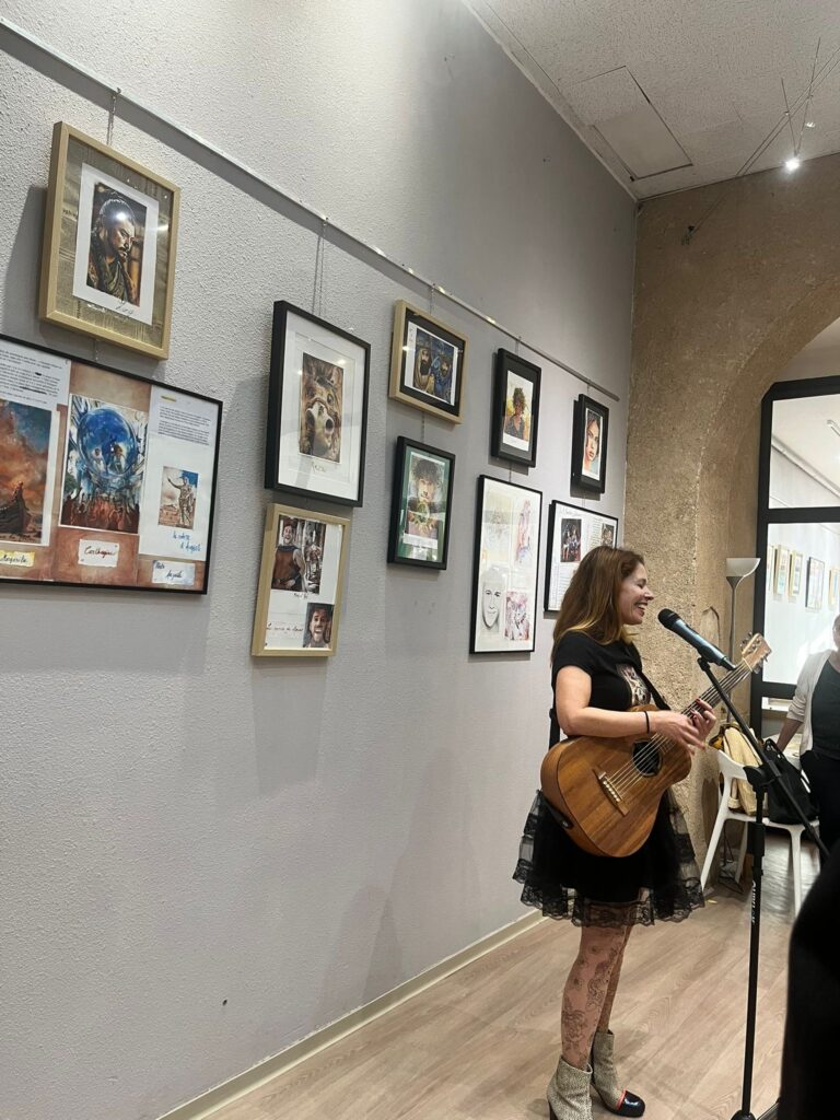 Babet à la guitare lors du vernisage